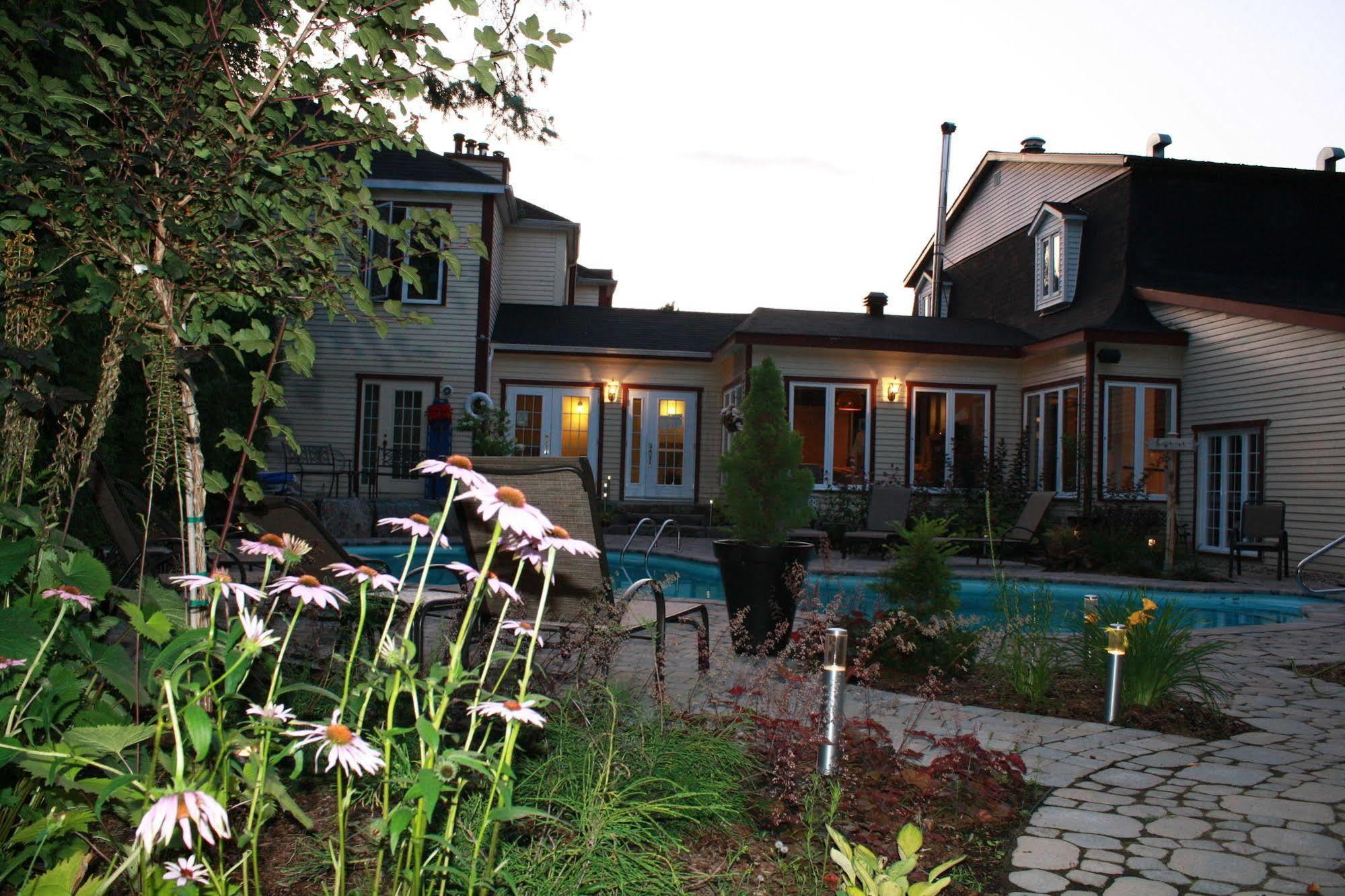 Relais St-Denis Hotel Saint-Sauveur-des-Monts Exterior foto
